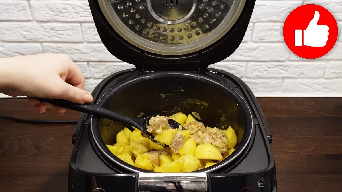 Смачна картопля з м'ясом у мультиварці