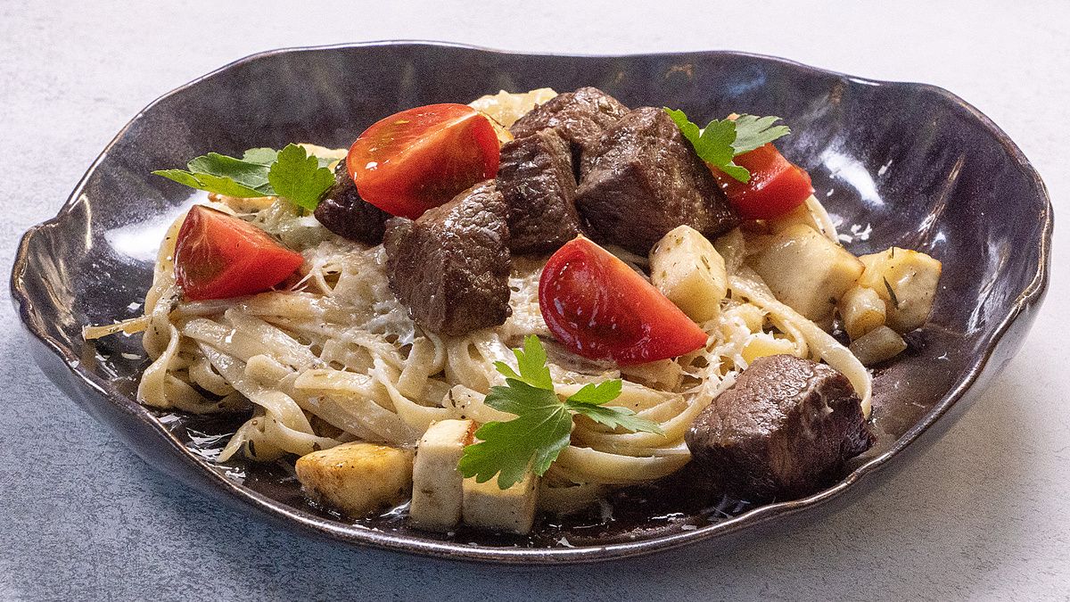 Итальянское наслаждение: макароны с сочным стейком и уникальными сырами