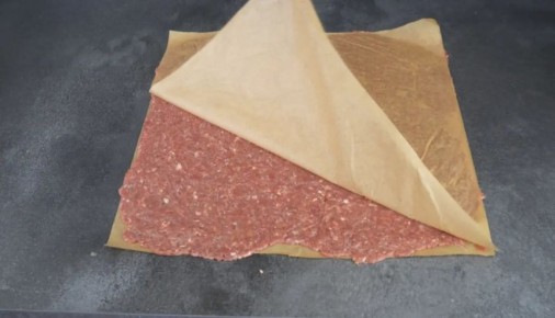 Удобный и вкусный рецепт рулета из мясного фарша с оригинальной начинкой