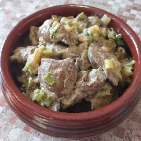 Кулинарное вдохновение: нежная куриная печень в сливках с черемшой