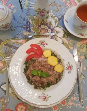 Гуляш со сливками и шампиньонами