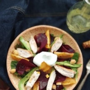 Легкий и питательный салат с печеной свеклой и курицей для гурманов