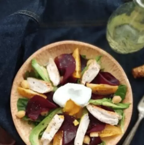 Легкий и питательный салат с печеной свеклой и курицей для гурманов