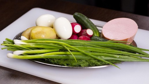 Освежающая окрошка: квас или кефир — что выбрать?