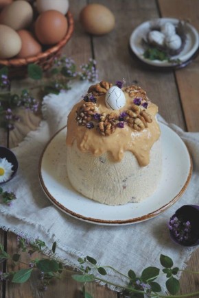 Пасха с вареной сгущенкой и грецкими орехами