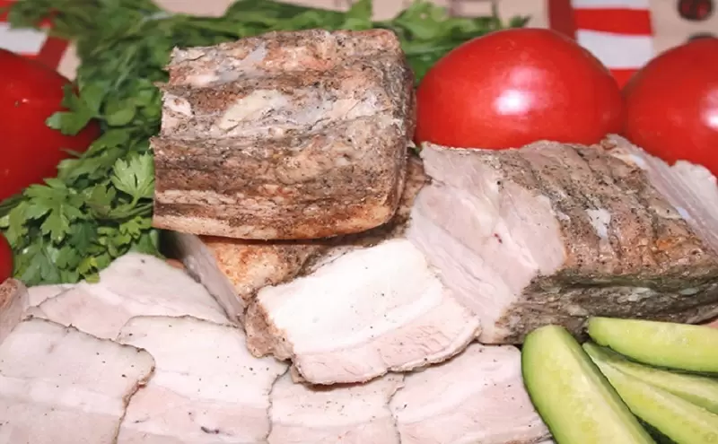 Простой способ приготовить ароматную свиную грудинку для домашних ужинов