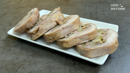 Вкусный куриный рулет с яблоками и грецкими орехами