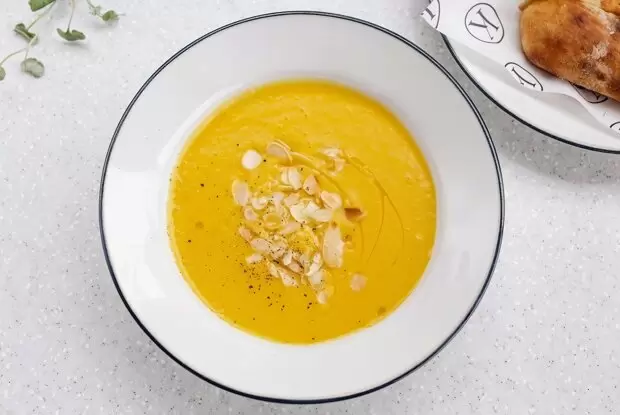 Погружение в мир вкуса: тыквенный суп с кокосом и миндалем