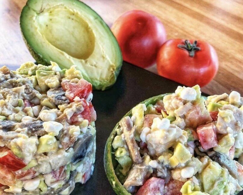 Салат с авокадо и курицей: быстрая и полезная закуска