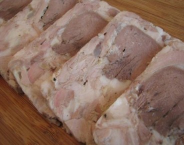 Уютный вкус домашней ветчины: свиная рулька и язык