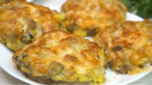 Выдающиеся запеченные мясные биточки с грибами и сыром