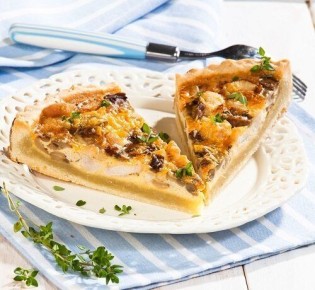 Новый взгляд на классический киш с курицей и шампиньонами: сытный завтрак за 30 минут