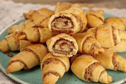 Нежные рогалики с корицей и орехами: словно с острова счастья