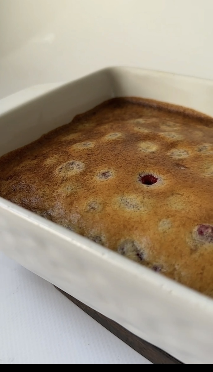 Легкий и вкусный клафути с ягодами: десерт без сахара, который влюбляет с первого укуса