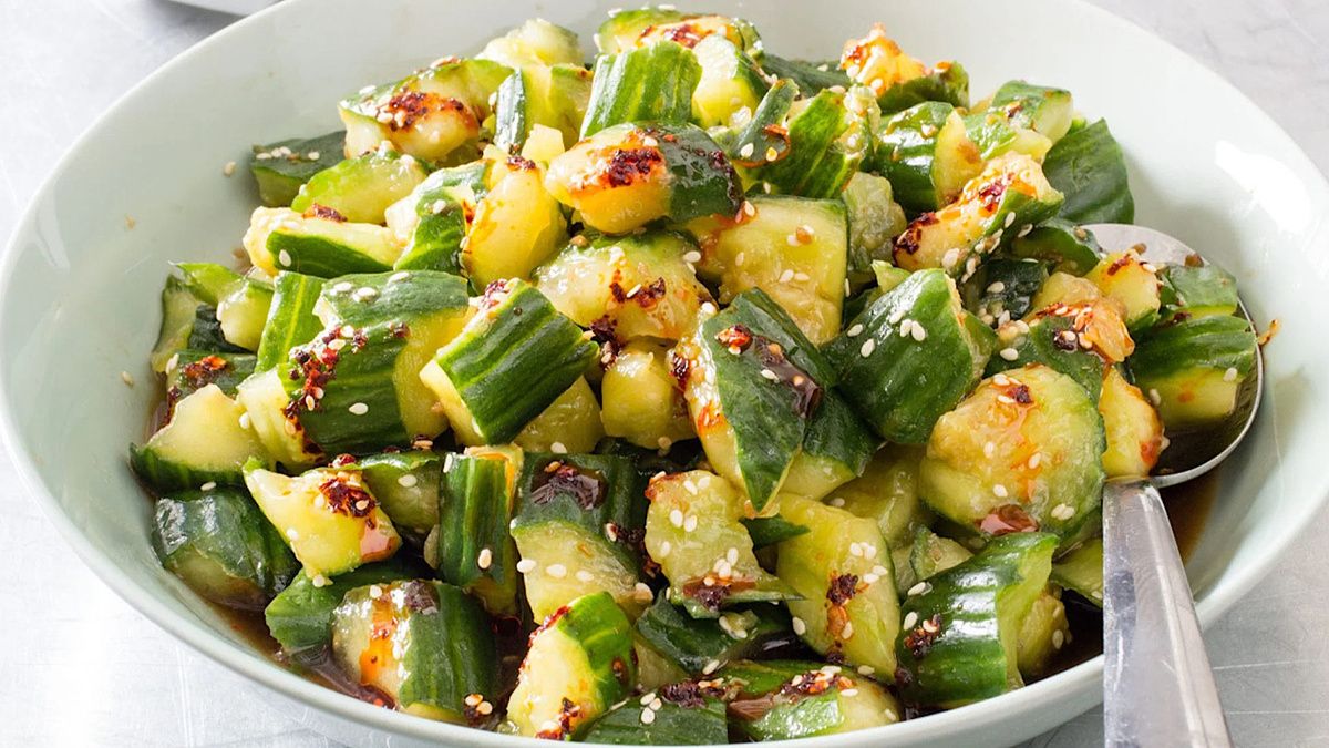 Салат из битых огурцов: простота и вкус в одном блюде