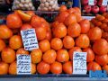 Оранжевый цвет сезона: на Комаровке радуют хурма и мандарины