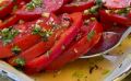 Летний взрыв вкусов: уникальный салат из помидоров с пряной заправкой